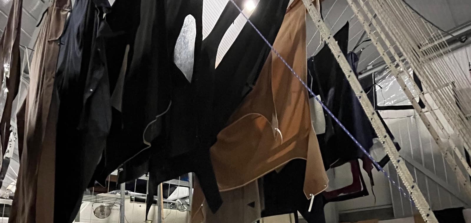Onze droogruimte, met tientallen gereinigde bootkappen aan de lijn.